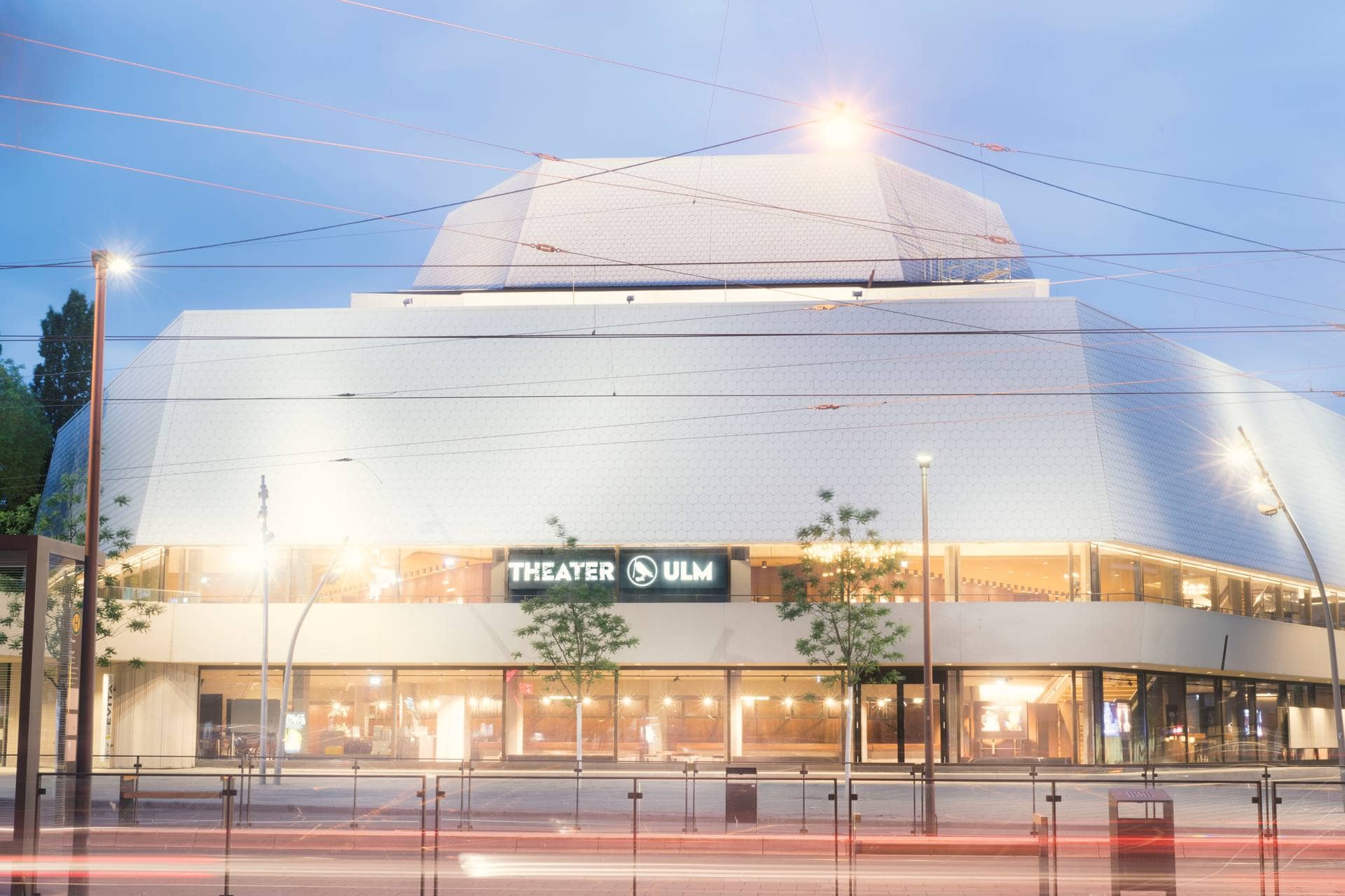 Das Theater Ulm ist voll erleuchtet und strahlend weiß zu sehen