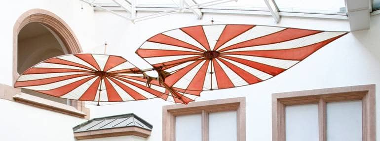 Nachbau von Berblingers Flugapparat, aufgehängt im Lichthof des Ulmer Rathauses