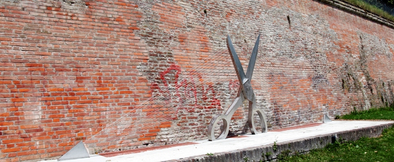 Skulptur einer Schere mit Flügeln aus Edelstahl an der Ulmer Stadtmauer